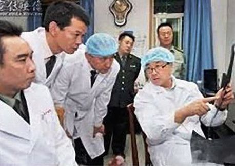 Фотография 2006 г. Бывший шеф полиции города Цзиньчжоу Ван Лицзюнь c полицейскими и врачами в возглавляемом им исследовательском центре во время «работы по инновационному исследованию в области трансплантологиипосле введения медикаментозных препаратов».