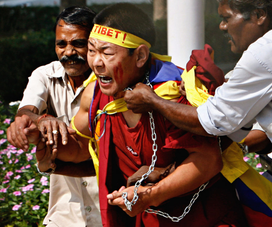 Тибетцы много лет подвергаются репрессиям компартии Китая