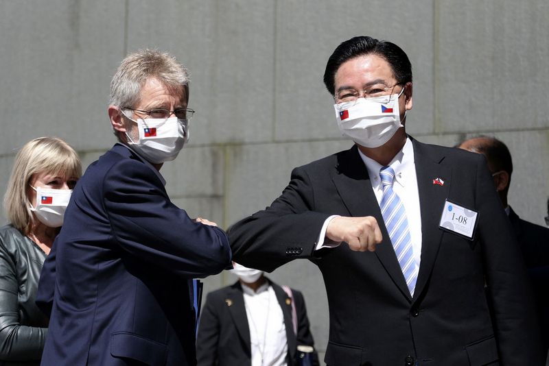 Президента Сената Чехии Милоша Выстрцила (на первом плане слева) приветствует министр иностранных дел Тайваня Джозеф Ву