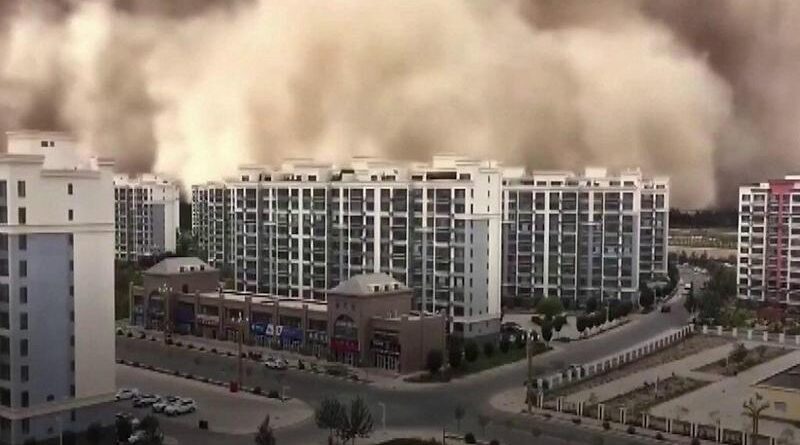 Мощная песчаная буря на западе Китая